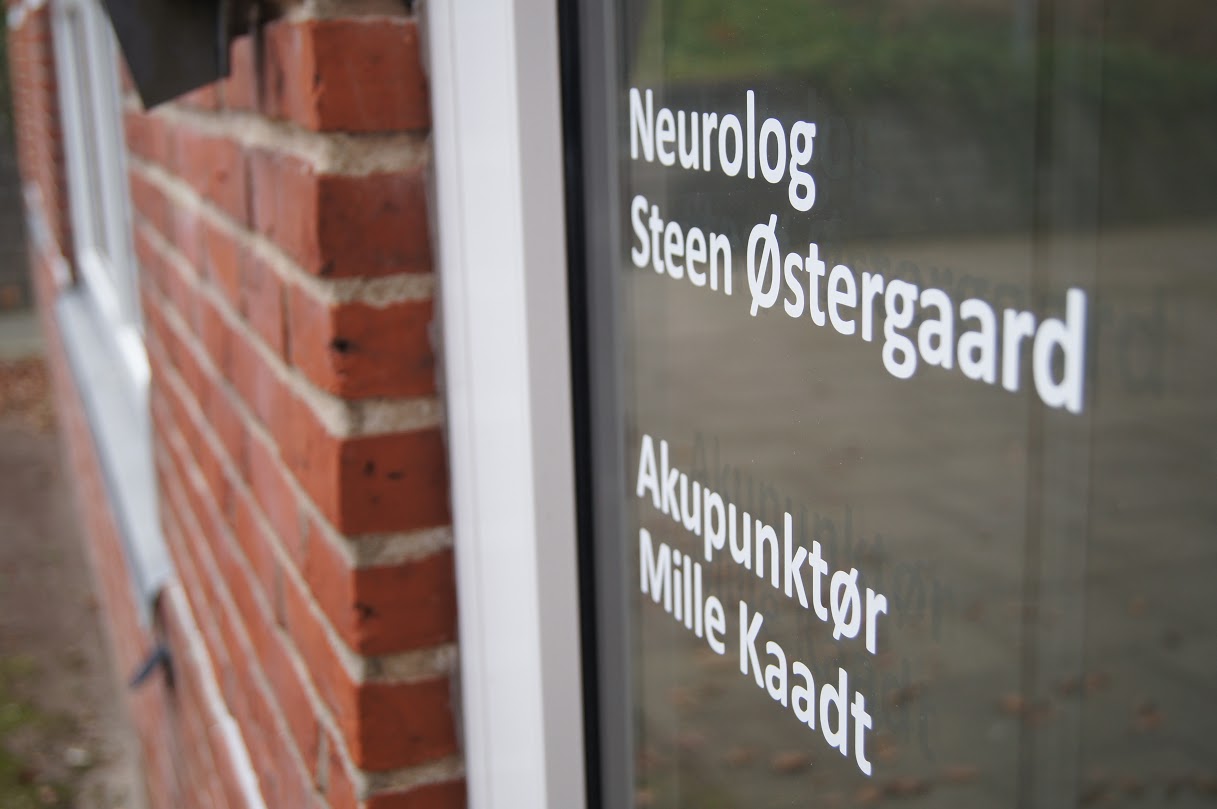 Indgangsdren til klinikken til neurolog Steen stergaaard og akupunktr Mille Kaadt. 